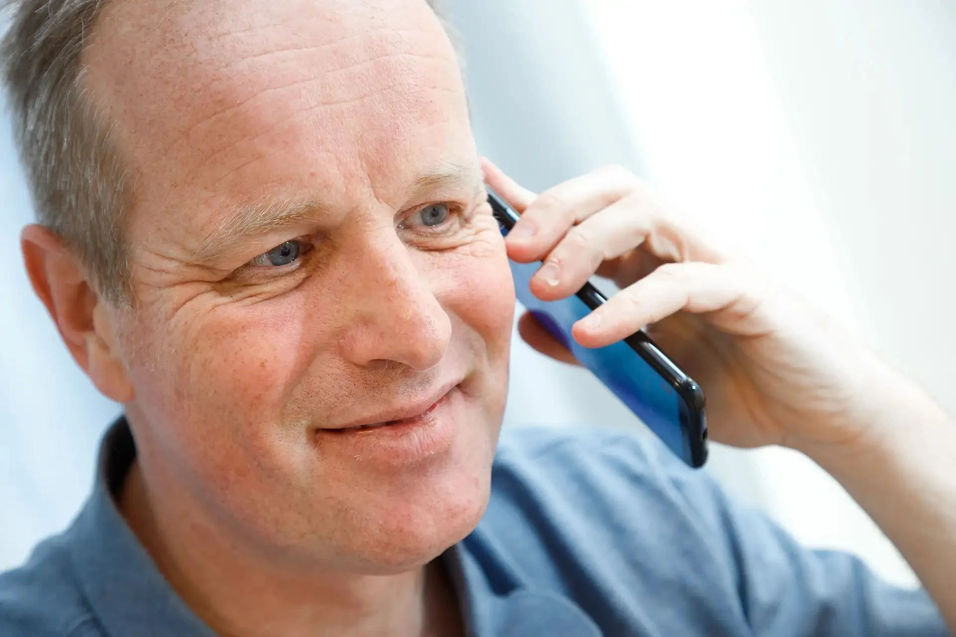 Portret van Maurice Yedema met de telefoon aan zijn oor