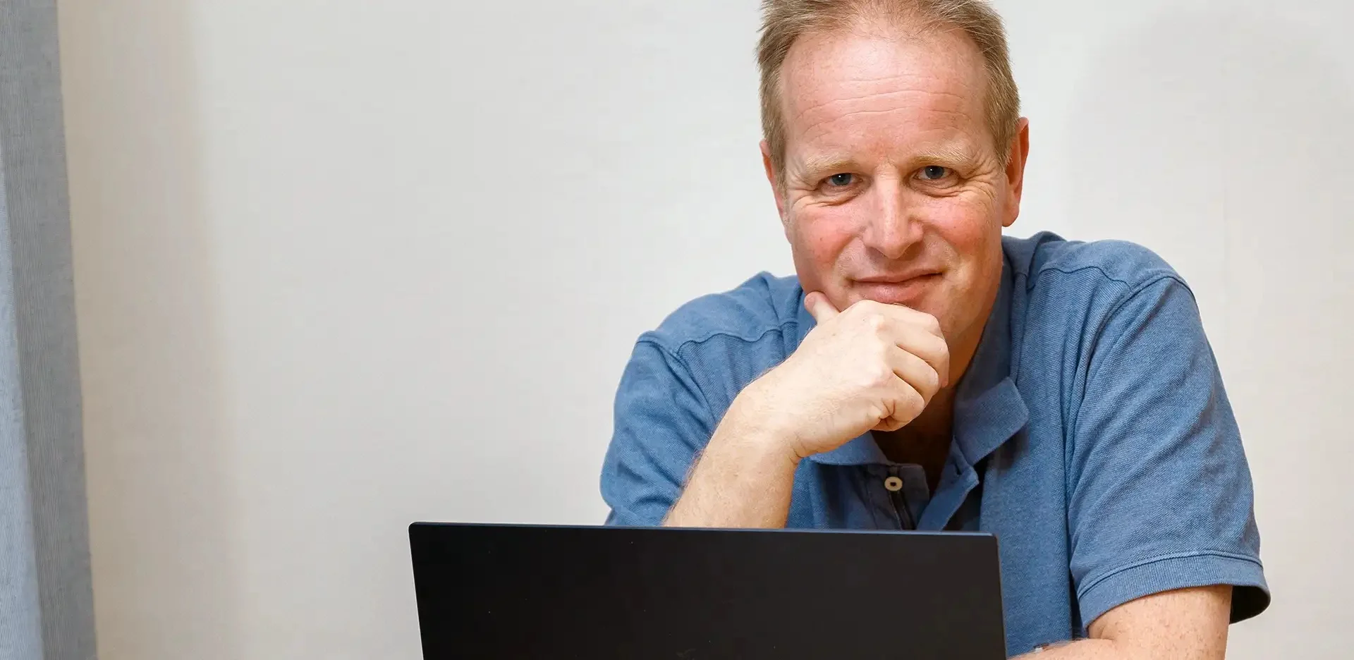 Maurice Yedema van MY Call Support achter zijn laptop